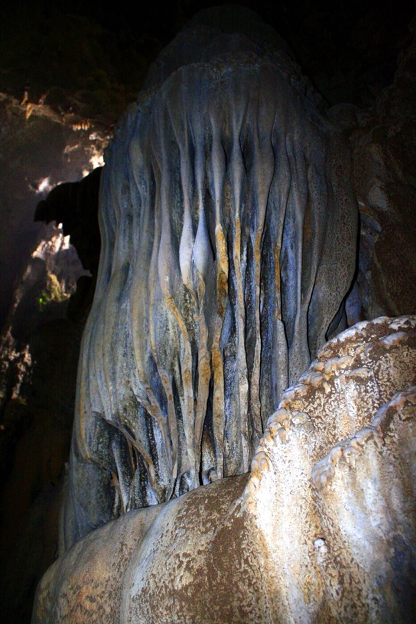 Hang Phượng Hoàng nằm trong quần thể đá vôi, rừng đặc dụng tốt tươi, kỳ vĩ. Muốn lên hang, bạn có thể theo đường đá xếp ngoằn ngoèo ngược dốc. Người ít rèn luyện khó mà leo lên đến tận hang.